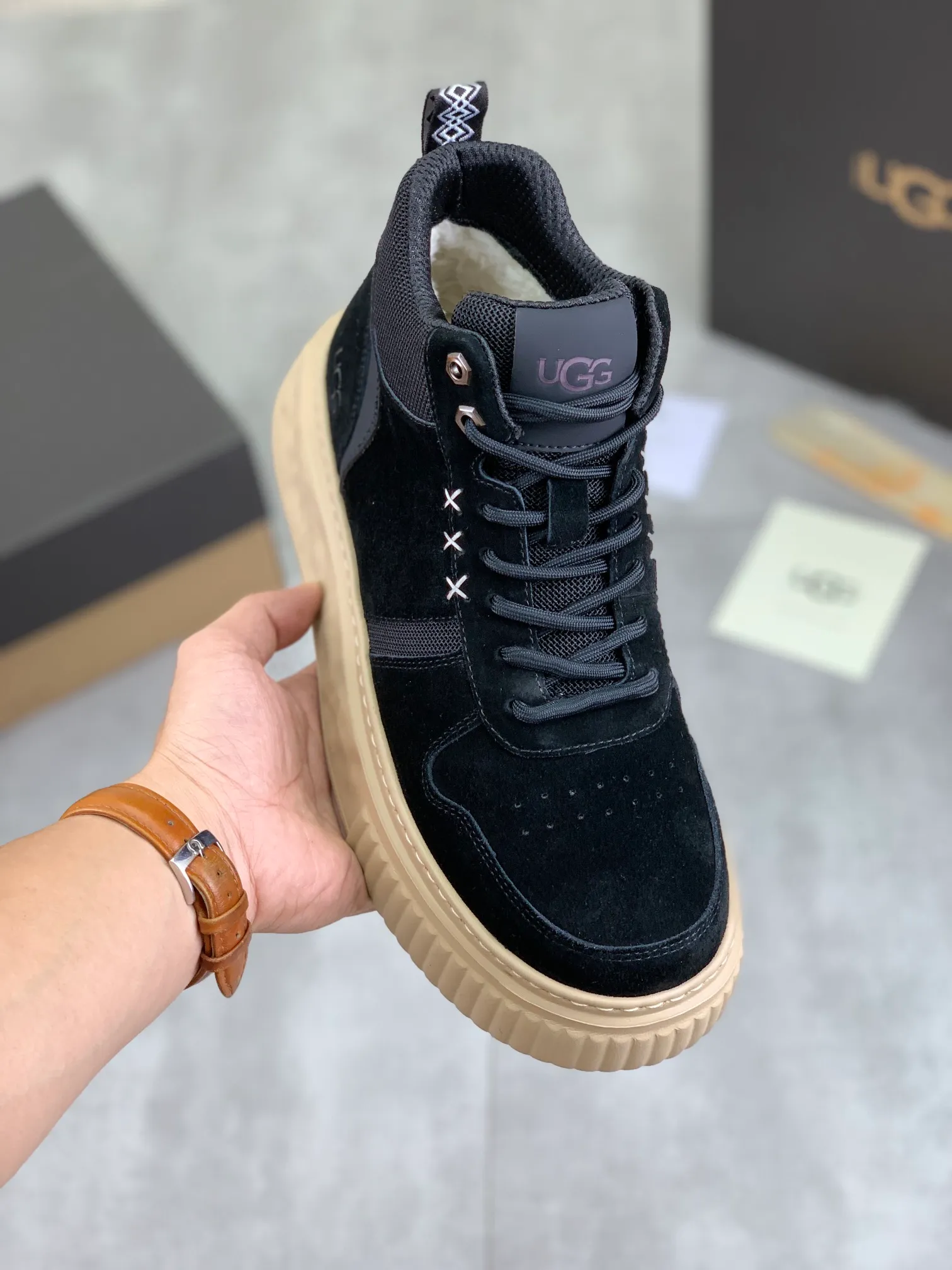 Men's shoes 💰P640 [New style] 💰 🆘 "Real wool" [UGG] 👉The popular men's shoes are synchronized with the official website 🔰The quality of the genuine products [satisfied] is not comparable to the imitations in the general market 🌀The upper is imported Italian frosted cowhide, and the lining is: foot pad 🅰️ grade 🐑Real wool👻Only Grade A can show the effect The hand feels smooth and delicate 🔱The shoe shape is grand, only genuine manufacturers can do it 🎄The perfect toughness of the original outsole 👻⬛️ allows customers to say goodbye to one-time consumption. Real wool lining, super warm. Available in black, brown and gray. Size: 39-44